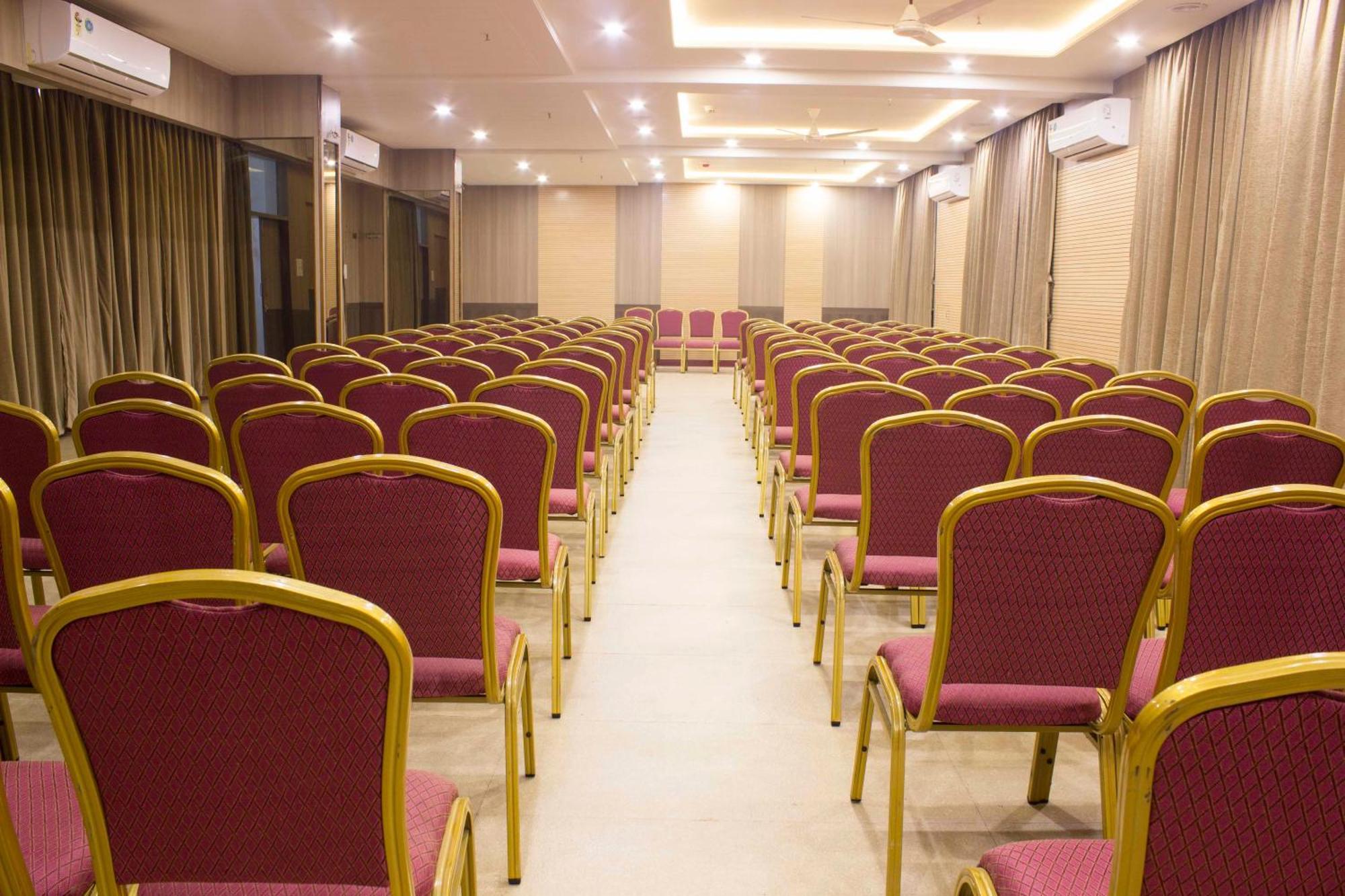 Daksh The Madhuvan Suites Dwarka Kültér fotó